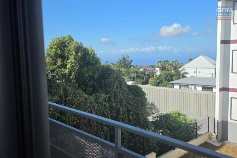 Location Appartement TAMPON – photo 6 sur 6 – Balcon avec vue mer