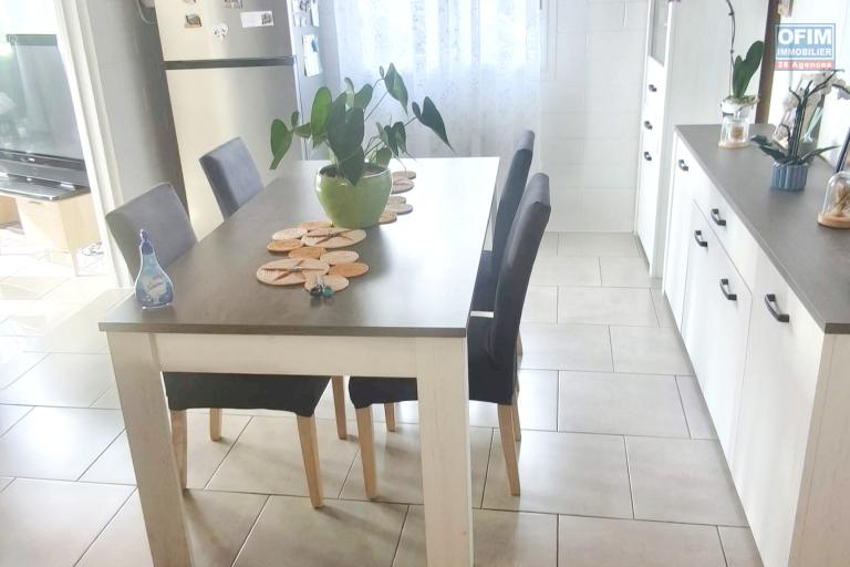 Vente Maison / Villa SAINT JOSEPH – photo 11 sur 12 – Salle à manger lumineuse