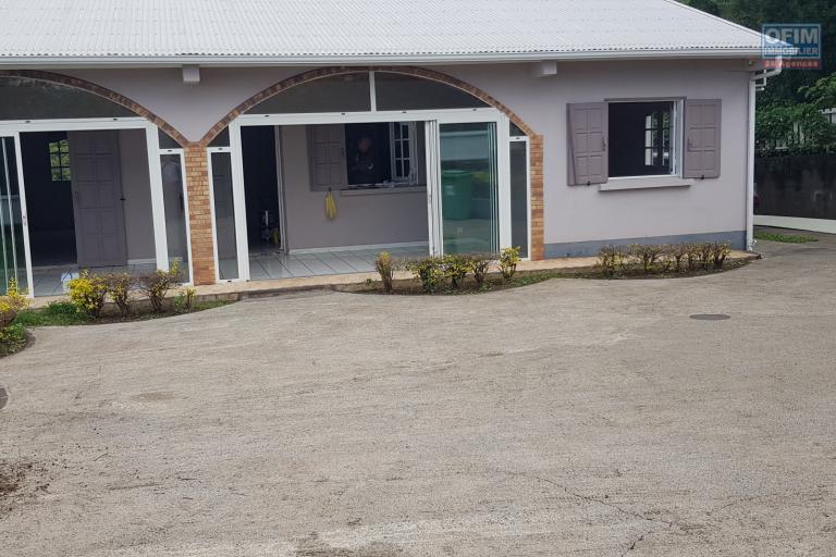 Location Maison / Villa ETANG SALE – photo 10 sur 15 – Façade