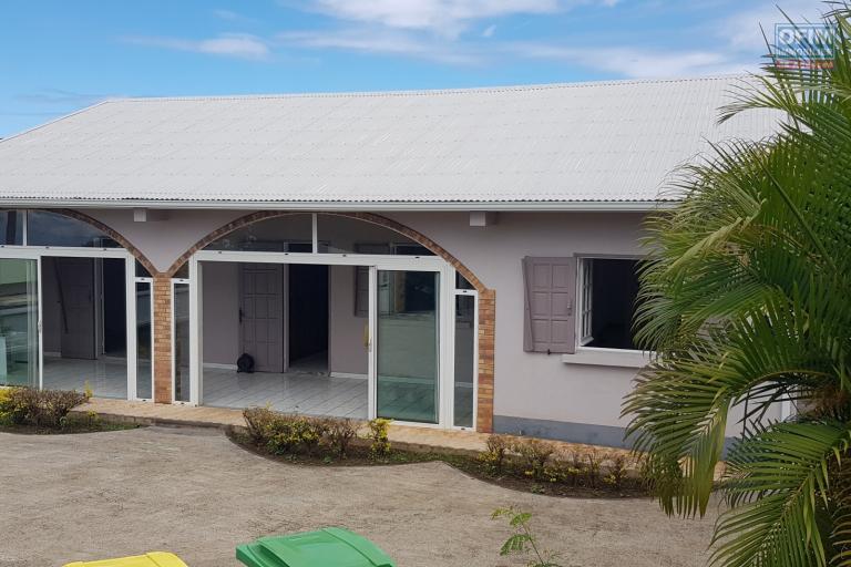 Location Maison / Villa ETANG SALE – photo 8 sur 15 – Façade