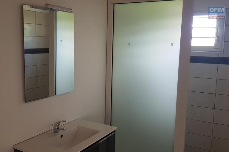Location Maison / Villa ETANG SALE – photo 7 sur 15 – Salle d'eau