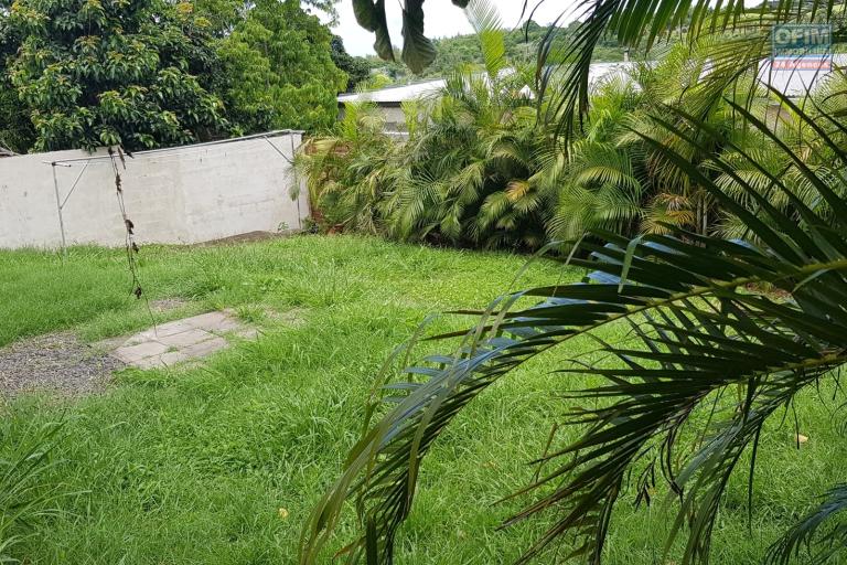 Location Maison / Villa ETANG SALE – photo 13 sur 15 – Jardin arboré