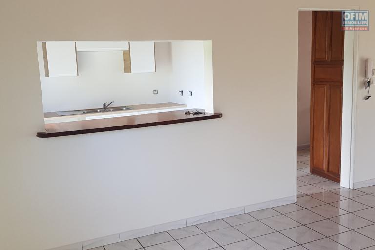 Location Maison / Villa ETANG SALE – photo 3 sur 15 – Cuisine ouverte