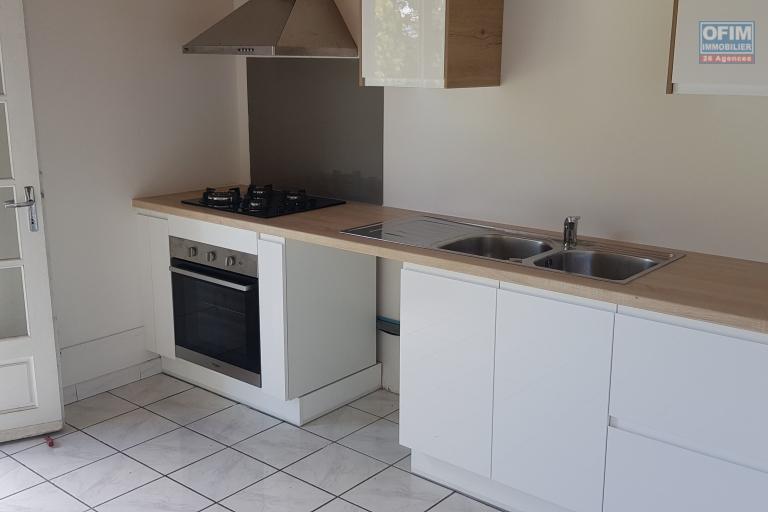 Location Maison / Villa ETANG SALE – photo 15 sur 15 – Cuisine équipée