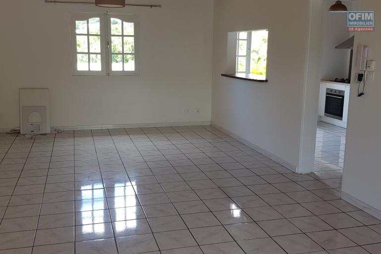 Location Maison / Villa ETANG SALE – photo 4 sur 15 – Pièce de vie lumineuse
