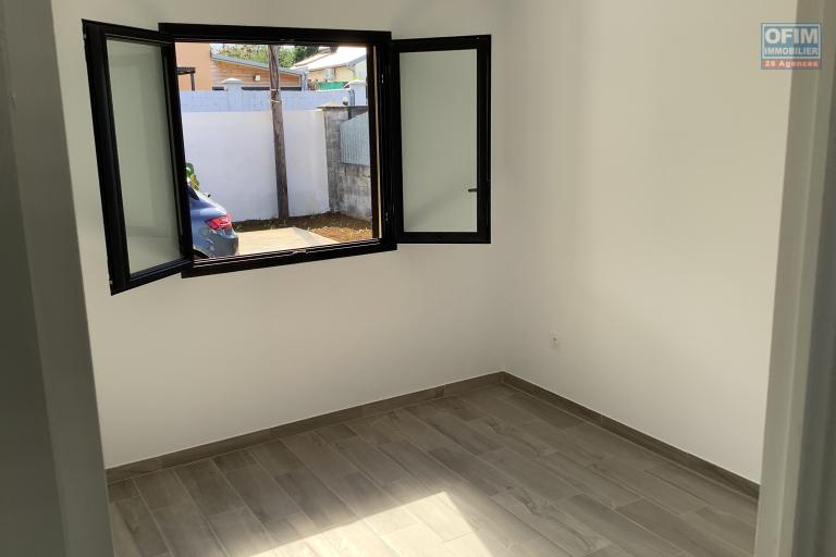 Location Maison / Villa SAINT LOUIS - LA RIVIERE – photo 5 sur 7 – Chambre lumineuse
