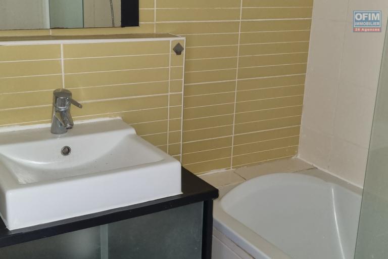 Vente Appartement SAINTE CLOTILDE – photo 7 sur 11 – Salle de bains