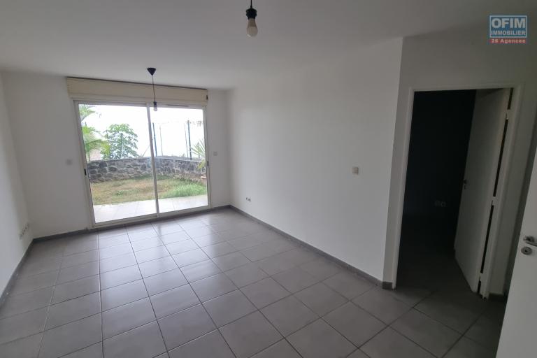 Vente Appartement SAINTE CLOTILDE – photo 3 sur 11 – Séjour lumineux