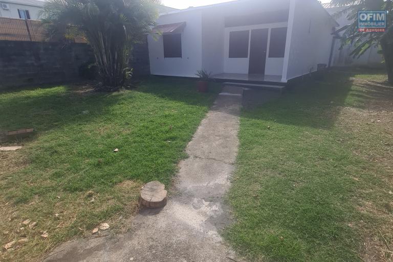 a louer 1 maison avec 2 chambres, grand jardin, endroit calme située à BEL AIR 1