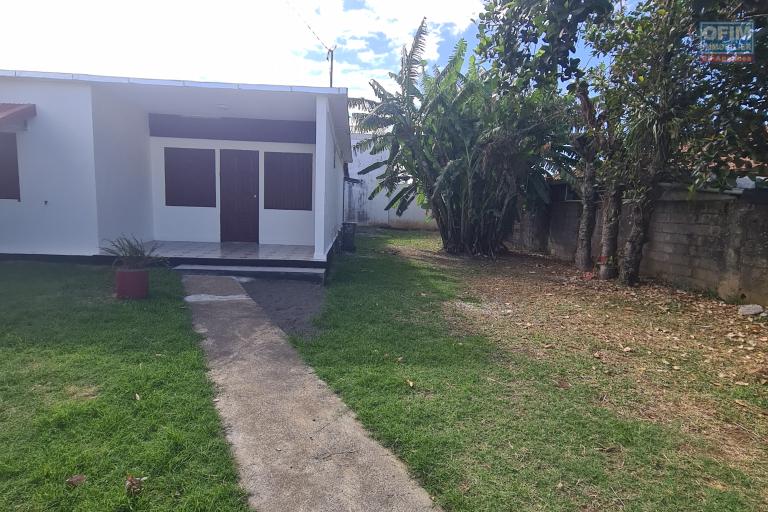 Location Maison / Villa SAINTE SUZANNE – photo 3 sur 13 – Jardin arboré
