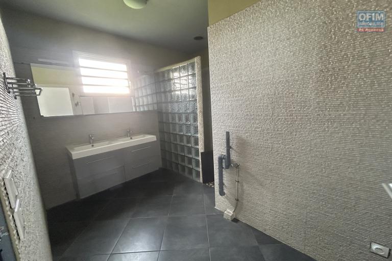 Location Maison / Villa SAINTE MARIE – photo 3 sur 6 – Salle de bains