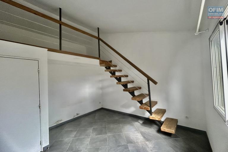 Location Maison / Villa SAINTE MARIE – photo 4 sur 6 – Escalier