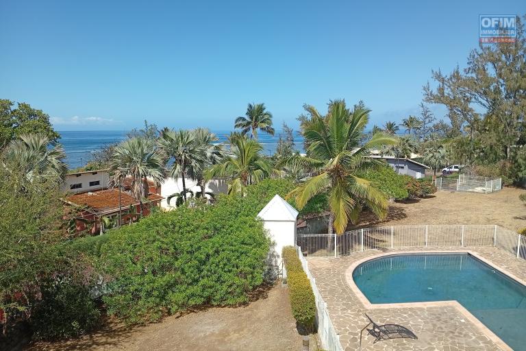 A VENDRE APPARTEMENT F2 DUPLEX DE 53 M2 DANS UNE RESIDENCE AVEC PISCINE AVEC VUE MER A LA SALINE LES BAINS