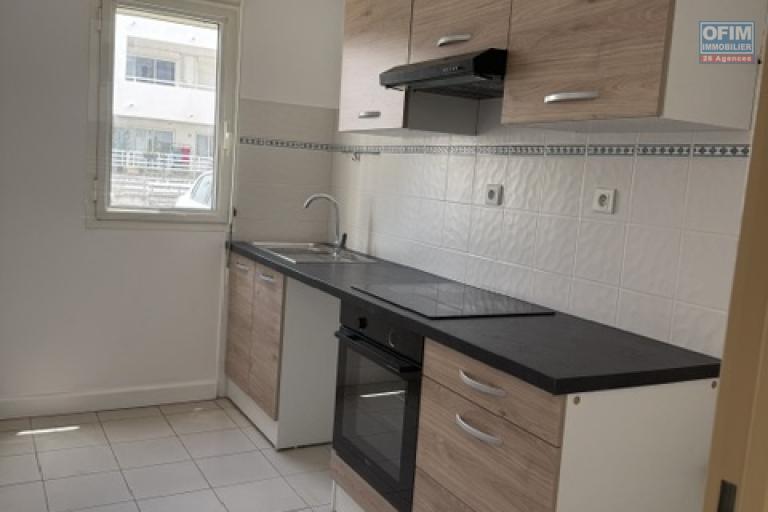 Location Appartement SAINTE CLOTILDE – photo 2 sur 16 – Cuisine équipée