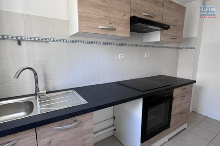 Location Appartement SAINTE CLOTILDE – photo 3 sur 16 – Cuisine équipée