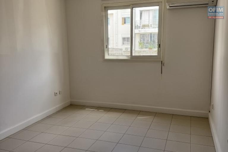 Location Appartement SAINTE CLOTILDE – photo 4 sur 16 – Chambre lumineuse
