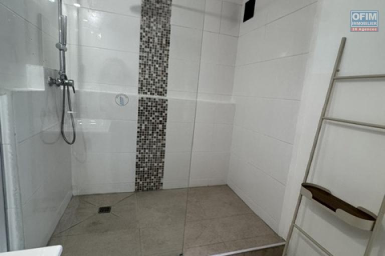 Location Appartement SAINTE CLOTILDE – photo 7 sur 16 – Salle d'eau