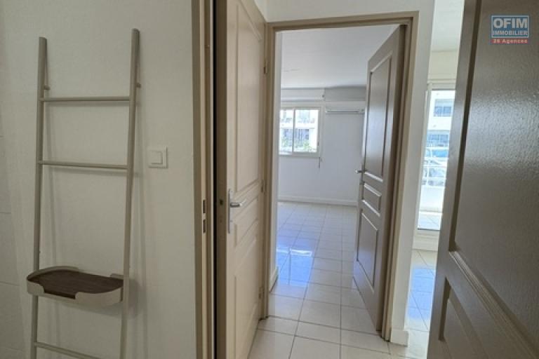 Location Appartement SAINTE CLOTILDE – photo 8 sur 16 – Dégagement