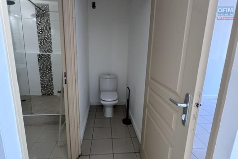 Location Appartement SAINTE CLOTILDE – photo 9 sur 16 – WC