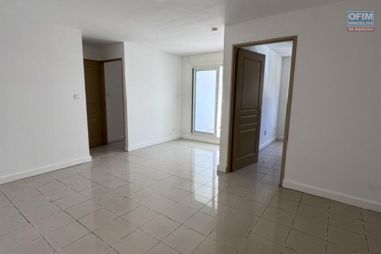 Location Appartement SAINTE CLOTILDE – photo 10 sur 16 – Pièce de vie lumineuse