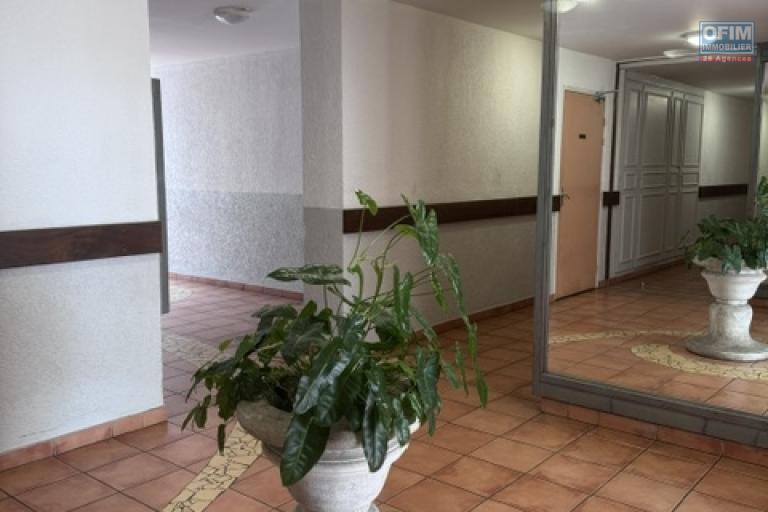 Location Appartement SAINTE CLOTILDE – photo 13 sur 16 – Entrée