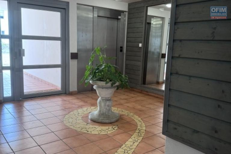 Location Appartement SAINTE CLOTILDE – photo 15 sur 16 – Entrée