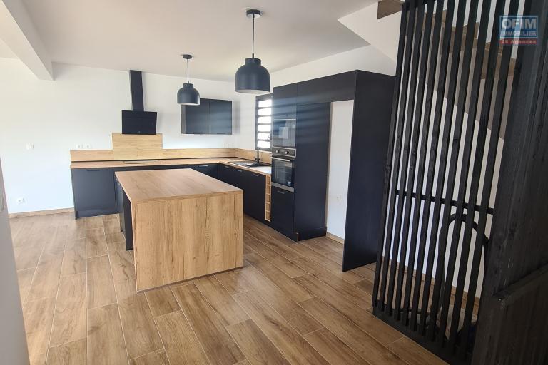 A louer cette charmante Villa neuve de type F4 sur le secteur de Quartier Français à SAINTE SUZANNE