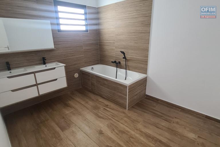 Location Maison / Villa SAINTE SUZANNE – photo 2 sur 17 – Salle de bains