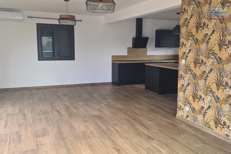 Location Maison / Villa SAINTE SUZANNE – photo 3 sur 17 – Cuisine ouverte