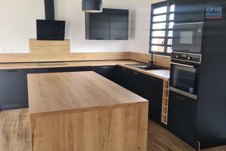 Location Maison / Villa SAINTE SUZANNE – photo 7 sur 17 – Cuisine ouverte équipée