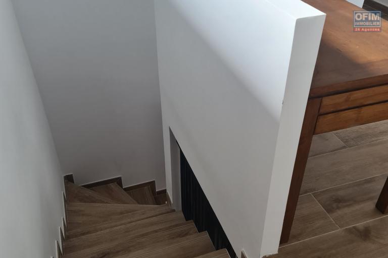 Location Maison / Villa SAINTE SUZANNE – photo 10 sur 17 – Escalier