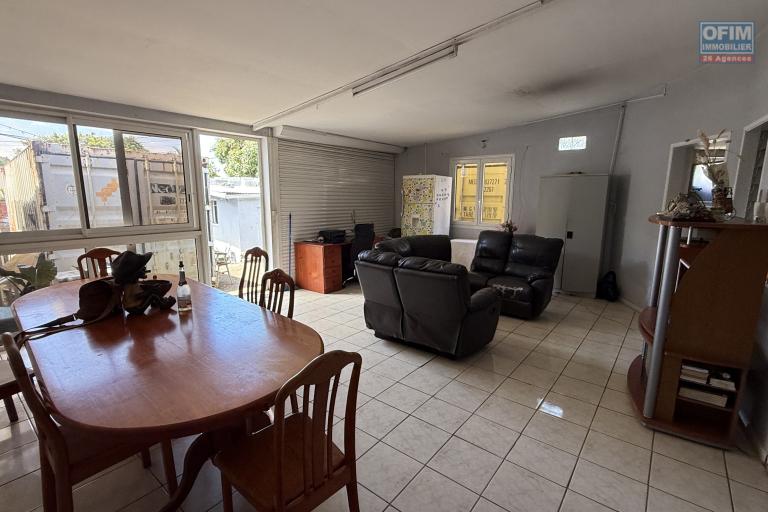 Maison située à Montvert Les Bas de type T3 de 95 m2 habitables implantée sur 420 m2 de terrain plat (proche Reborn), travaux à prévoir.