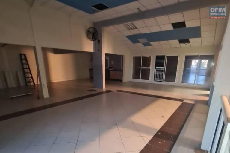Location Local commercial SAINTE SUZANNE – photo 3 sur 9 – Local commercial spacieux