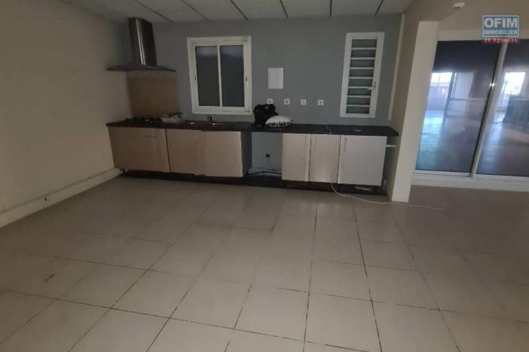 Location Local commercial SAINTE SUZANNE – photo 7 sur 9 – Cuisine ouverte
