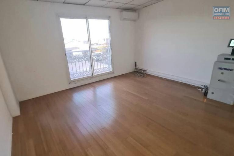 Location Local commercial SAINTE SUZANNE – photo 9 sur 9 – Local commercial lumineux