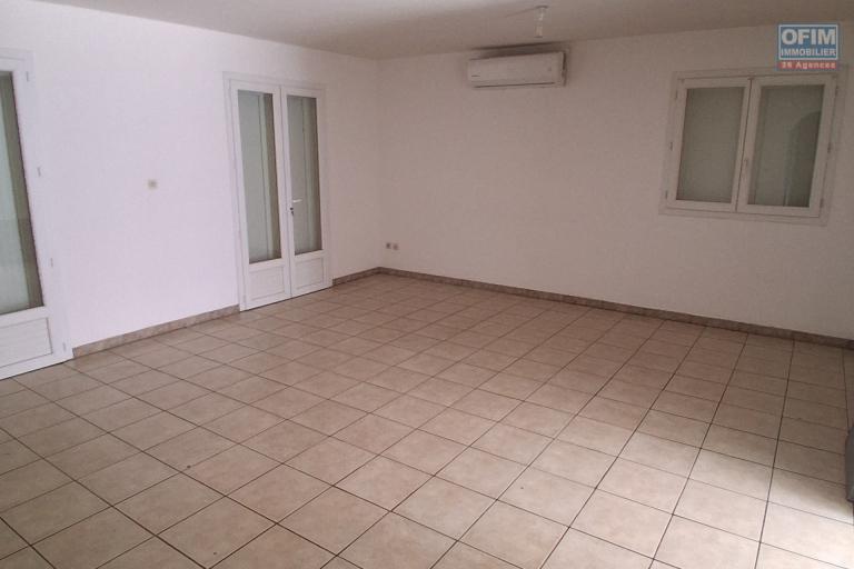 Location Maison / Villa POSSESSION – photo 6 sur 14 – Pièce de vie spacieuse