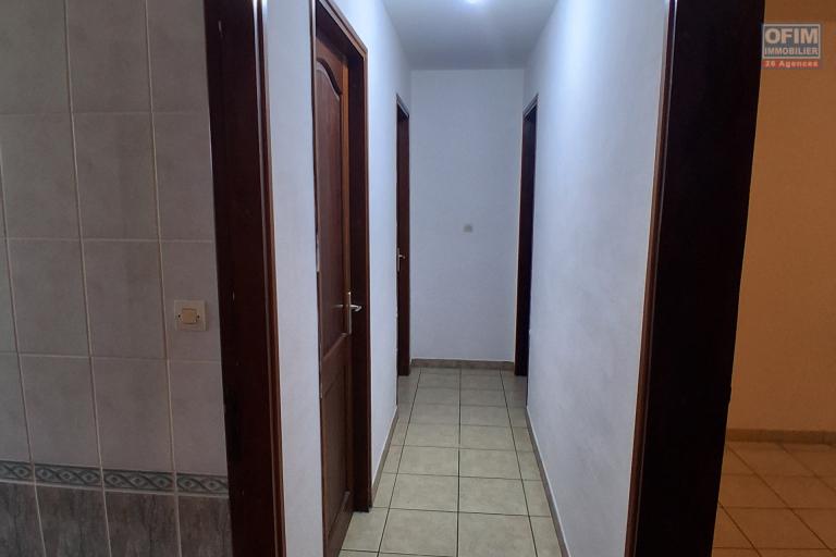 Location Maison / Villa POSSESSION – photo 8 sur 14 – Dégagement