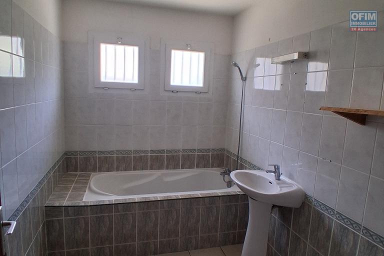 Location Maison / Villa POSSESSION – photo 10 sur 14 – Salle de bains
