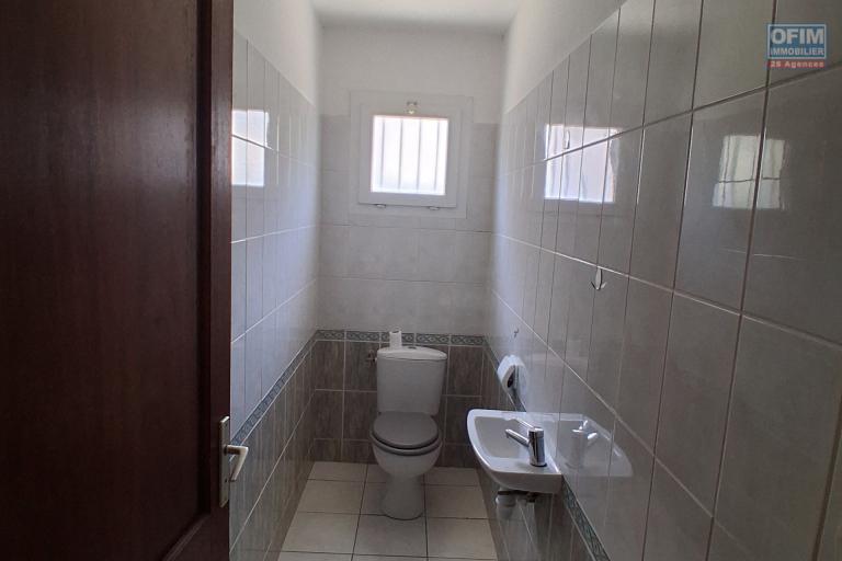 Location Maison / Villa POSSESSION – photo 11 sur 14 – WC