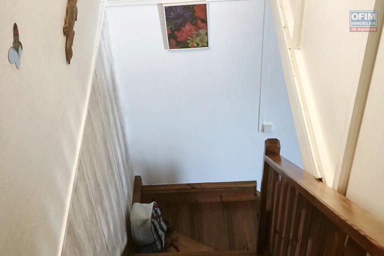 Vente Maison / Villa SAINT JOSEPH – photo 13 sur 16 – Escalier