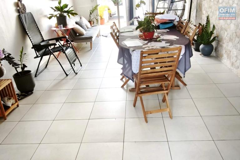 Vente Maison / Villa SAINT JOSEPH – photo 3 sur 16 – Salle à manger lumineuse