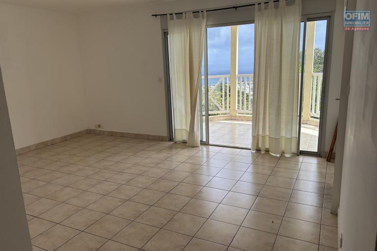 Location Appartement SAINT DENIS – photo 4 sur 7 – Pièce de vie avec vue mer