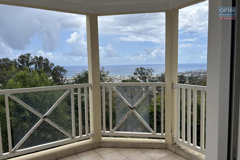 Location Appartement SAINT DENIS – photo 5 sur 7 – Balcon avec vue mer