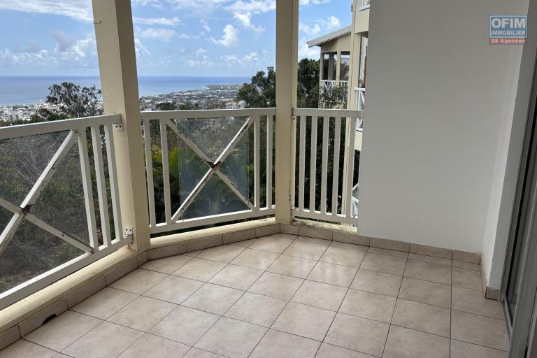 Location Appartement SAINT DENIS – photo 6 sur 7 – Balcon avec vue mer