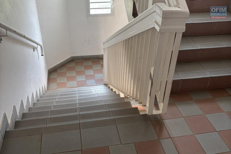 Location Appartement SAINT DENIS – photo 7 sur 7 – Escalier