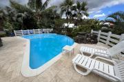 Magnifique propriété (230 m2) F5 + F2 + piscine à débordement à 100 m d'altitude implantée sur 1700 m2 de terrain pleine vue mer.