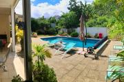 Belle villa F3/4 de 90 m2 avec piscine sur terrain de 610 m2 proche centre ville de La Rivière