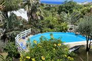 Magnifique propriété (230 m2) F5 + F2 + piscine à débordement à 150 m d'altitude implantée sur 1700 m2 de terrain pleine vue mer.