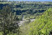 Maison plain pied de type 5 implantée sur 617 m2 de terrain (700 m2 utiles) avec piscine, vue mer et montagne au bord de la Ravine du Ouaki, sans vis à vis.