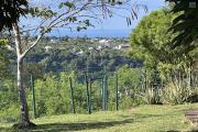 Maison plain pied de type 5 implantée sur 617 m2 de terrain (700 m2 utiles) avec piscine, vue mer et montagne au bord de la Ravine du Ouaki, sans vis à vis.